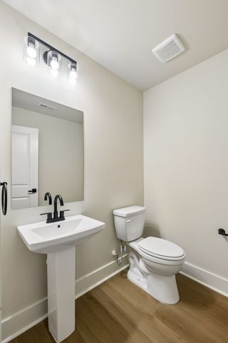 1068 Stagecoach Dr, White House, TN 37188