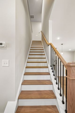 1068 Stagecoach Dr, White House, TN 37188