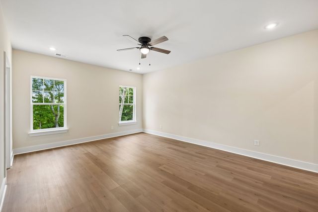 1068 Stagecoach Dr, White House, TN 37188