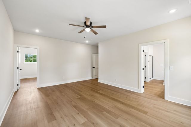 1068 Stagecoach Dr, White House, TN 37188
