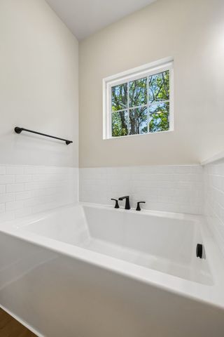 1068 Stagecoach Dr, White House, TN 37188
