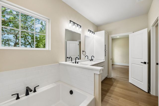 1068 Stagecoach Dr, White House, TN 37188