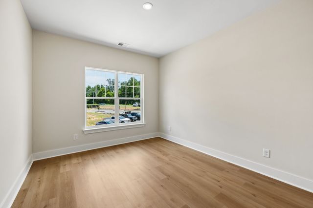 1068 Stagecoach Dr, White House, TN 37188