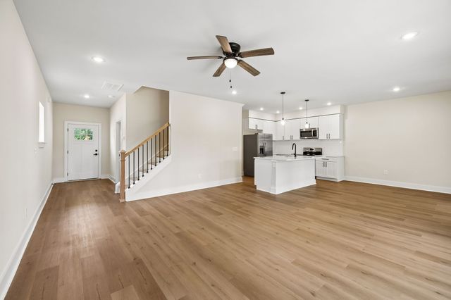 1068 Stagecoach Dr, White House, TN 37188