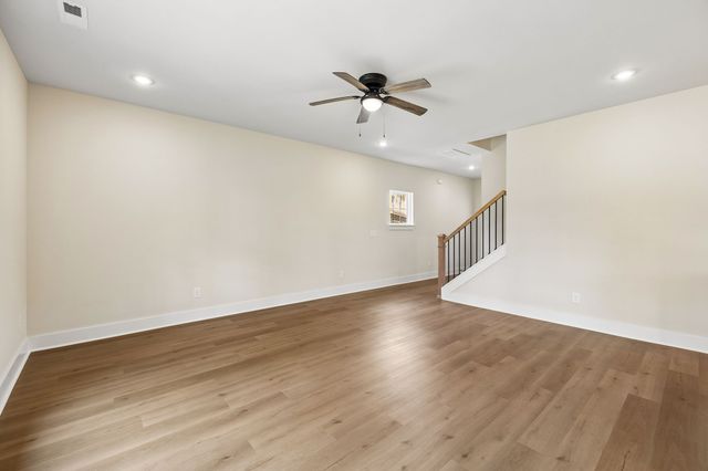 1068 Stagecoach Dr, White House, TN 37188