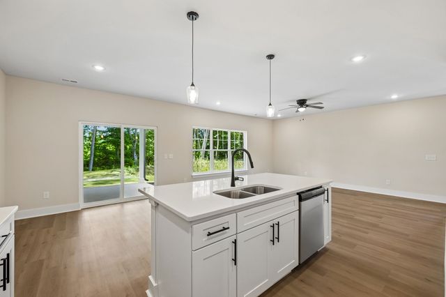 1068 Stagecoach Dr, White House, TN 37188