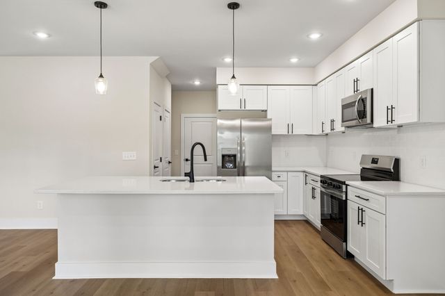 1068 Stagecoach Dr, White House, TN 37188