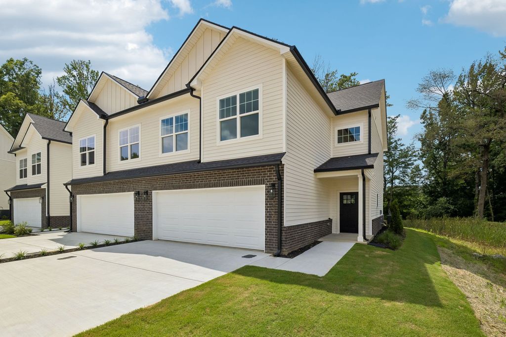 1068 Stagecoach Dr, White House, TN 37188