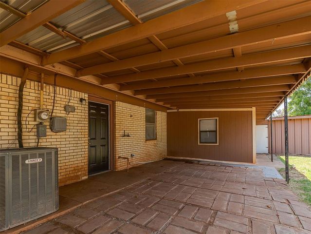 111 Oakside Drive, Moore, OK 73160