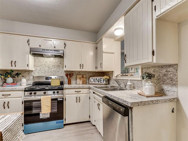 111 Oakside Drive, Moore, OK 73160