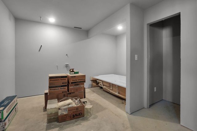 1834 S Black Cat Road, Joplin, MO 64801