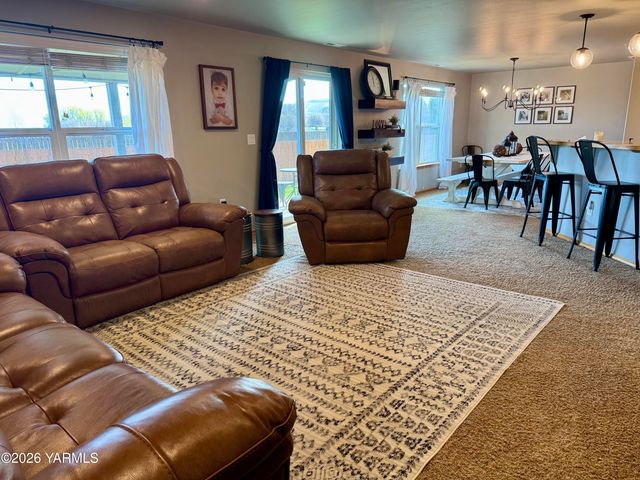 2403 S 73rd Ave, Yakima, WA 98903