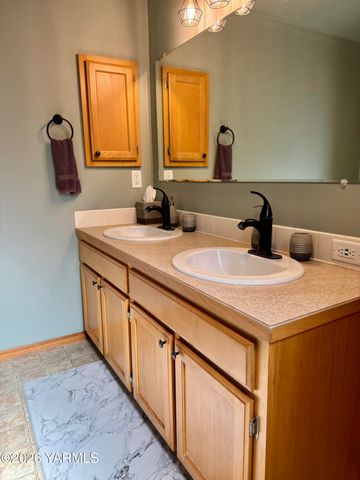 2403 S 73rd Ave, Yakima, WA 98903