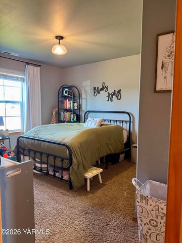 2403 S 73rd Ave, Yakima, WA 98903