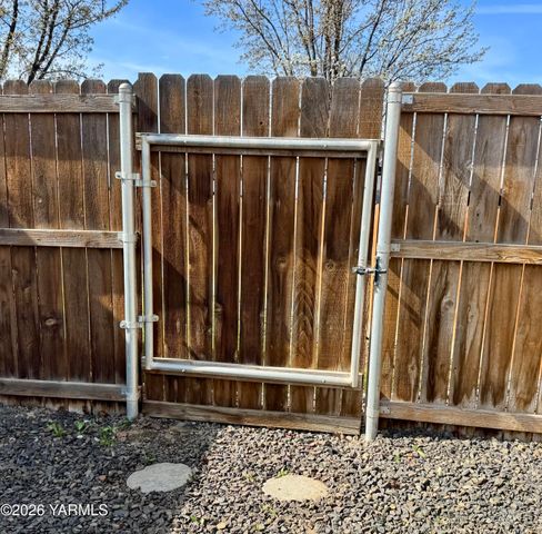 2403 S 73rd Ave, Yakima, WA 98903