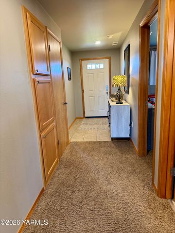 2403 S 73rd Ave, Yakima, WA 98903