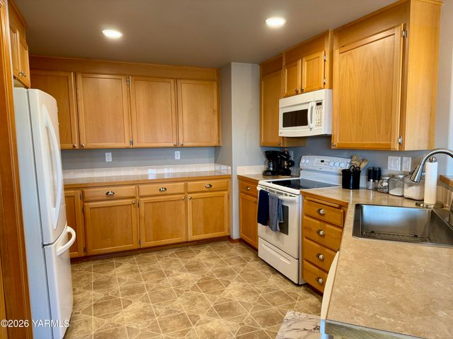 2403 S 73rd Ave, Yakima, WA 98903