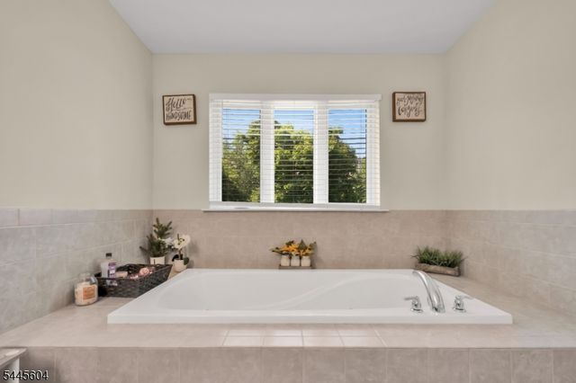 6 Jacob Way, Lopatcong Twp., NJ 08865