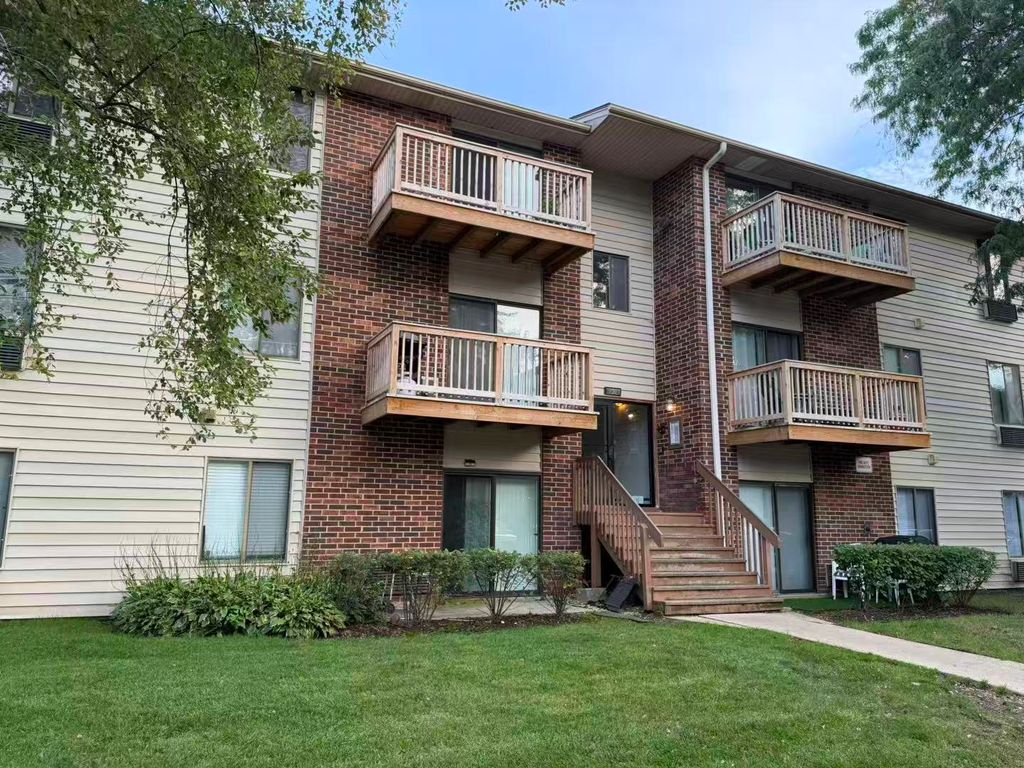 716 Prescott Drive 302, Roselle, IL 60172