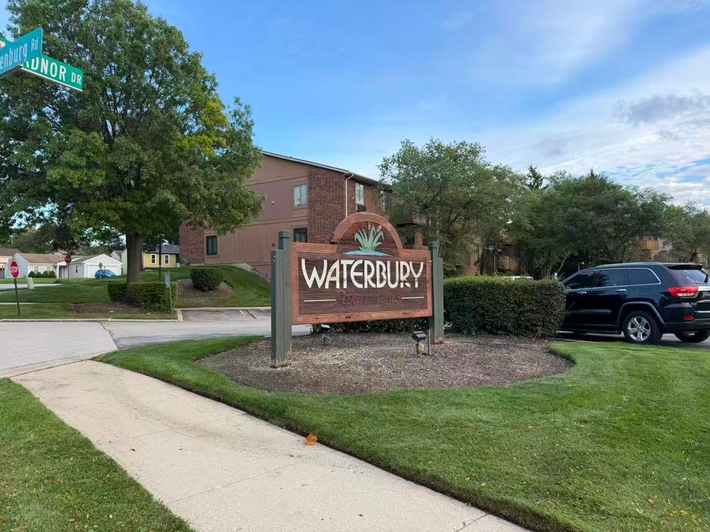 716 Prescott Drive 302, Roselle, IL 60172 — photo 2