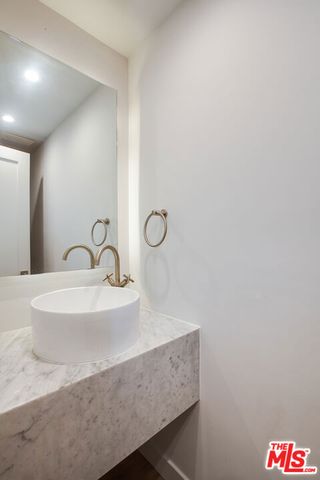 12320 MONTANA Avenue 105, Los Angeles, CA 90049