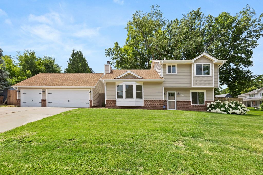 5121 Magnolia Drive, Pleasant Hill, IA 50327