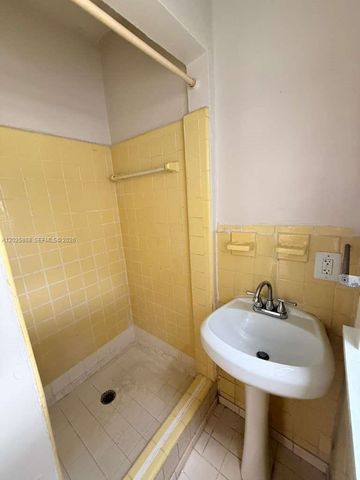 1919 SW 2nd St B, Miami, FL 33135