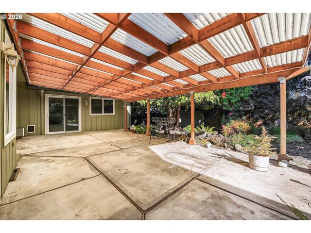 890 Ne 6TH Dr, Hillsboro, OR 97124