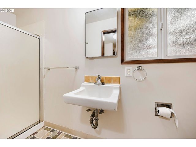 890 Ne 6TH Dr, Hillsboro, OR 97124