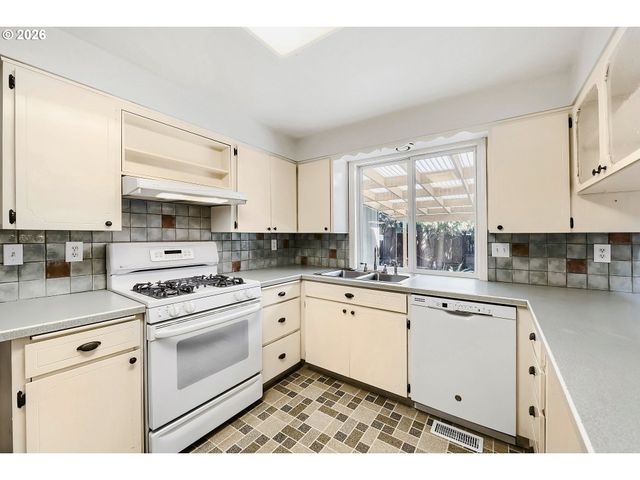890 Ne 6TH Dr, Hillsboro, OR 97124