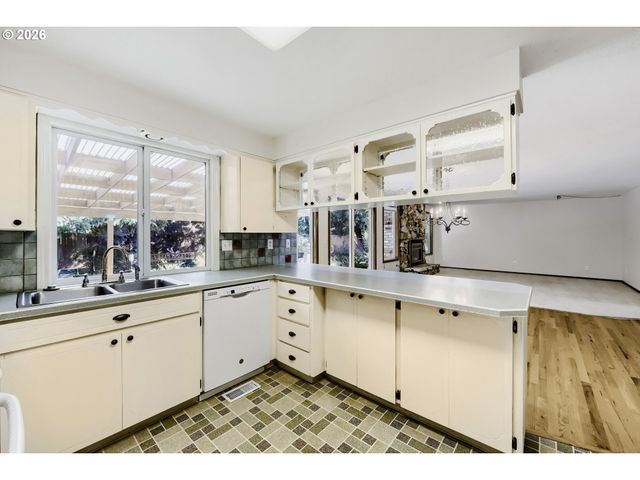 890 Ne 6TH Dr, Hillsboro, OR 97124