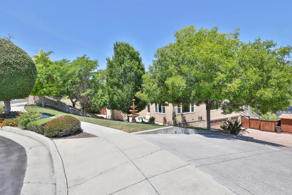 Image 9 of property listing at 100 Heintz Court, Los Gatos, CA 95032