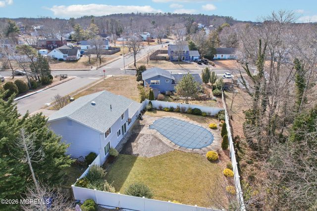 972 Quartz Drive, Toms River, NJ 08753