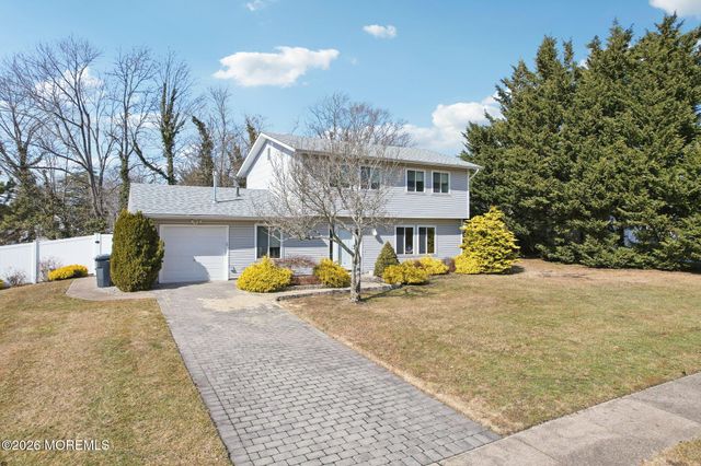 972 Quartz Drive, Toms River, NJ 08753