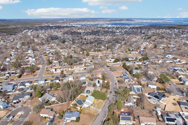 972 Quartz Drive, Toms River, NJ 08753