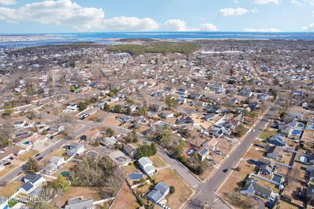 972 Quartz Drive, Toms River, NJ 08753