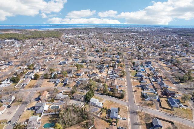 972 Quartz Drive, Toms River, NJ 08753