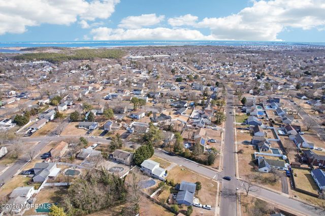 972 Quartz Drive, Toms River, NJ 08753