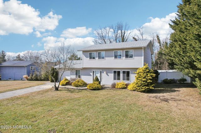 972 Quartz Drive, Toms River, NJ 08753