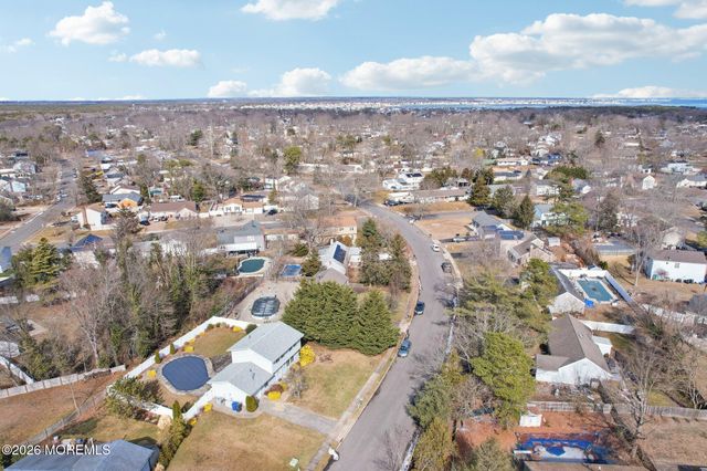 972 Quartz Drive, Toms River, NJ 08753