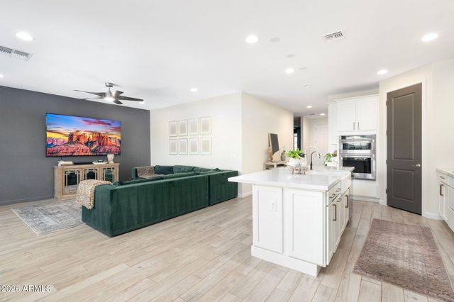 26320 N THORNHILL Drive, Peoria, AZ 85383