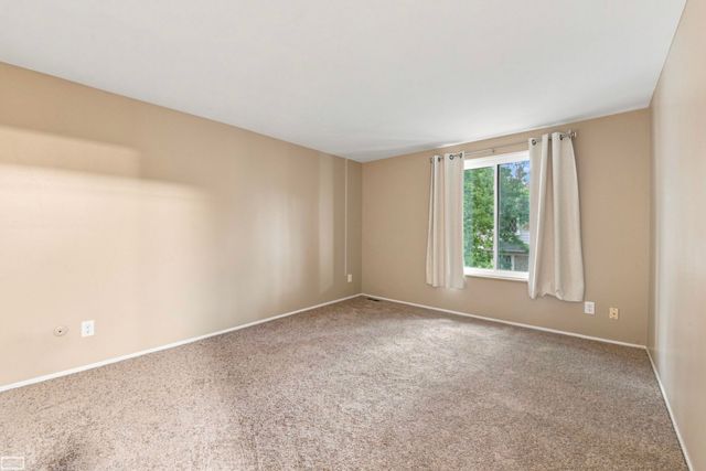 32553 Barclay Sq Square, Warren, MI 48093