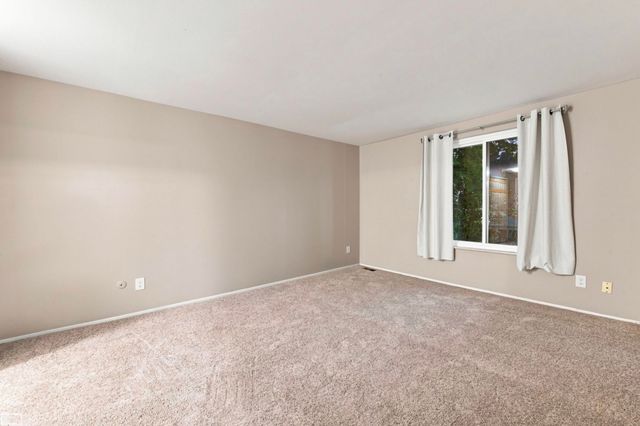 32553 Barclay Sq Square, Warren, MI 48093