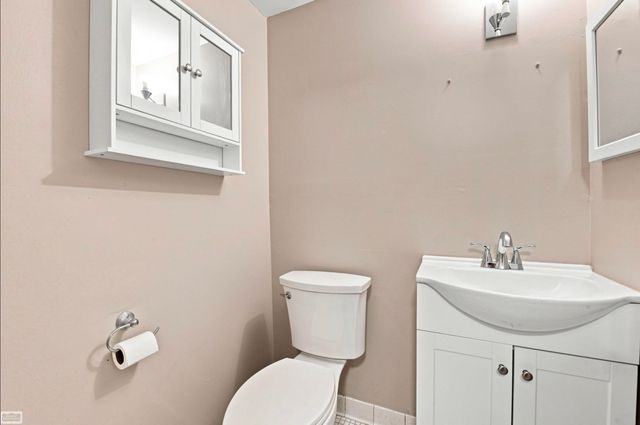 32553 Barclay Sq Square, Warren, MI 48093