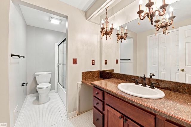32553 Barclay Sq Square, Warren, MI 48093