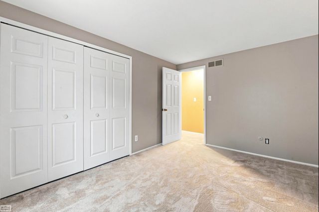 32553 Barclay Sq Square, Warren, MI 48093