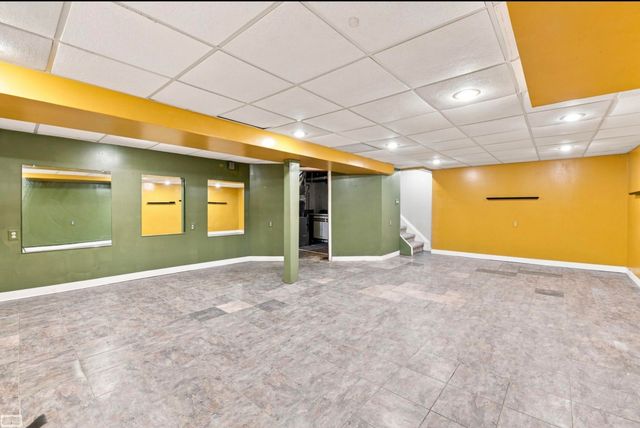 32553 Barclay Sq Square, Warren, MI 48093