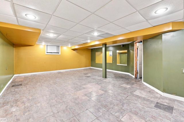 32553 Barclay Sq Square, Warren, MI 48093