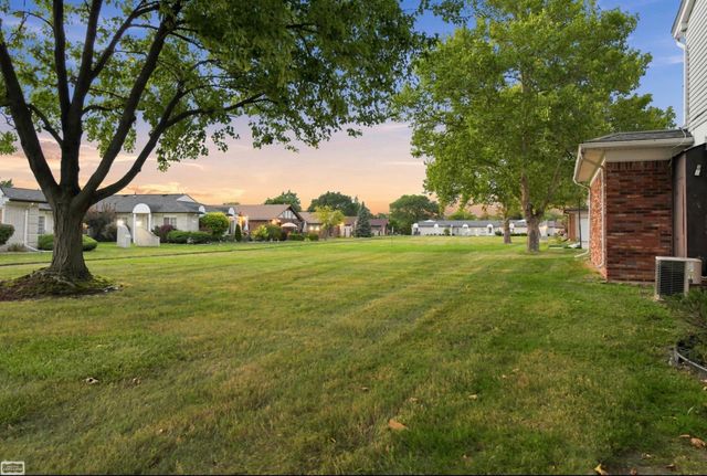32553 Barclay Sq Square, Warren, MI 48093