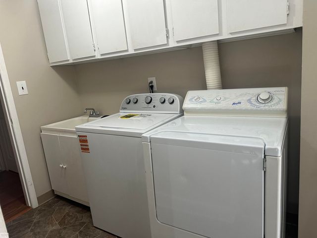 32553 Barclay Sq Square, Warren, MI 48093